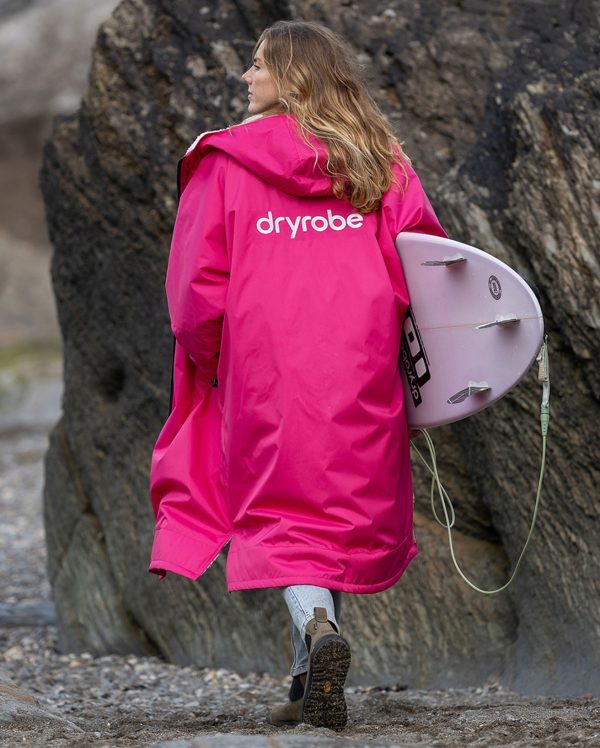 dryrobe advance hot pink change robe lifestyle image